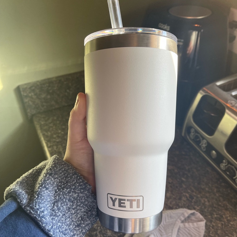 White Yeti rambler 30 oz